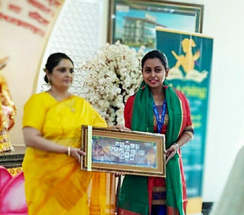 anchor priya rajput with Jaipuria school principal